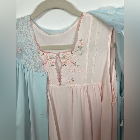 Vintage 2 Piece Set Baby Pink Baby Blue Delicate Floral detail - Picture 3 of 6